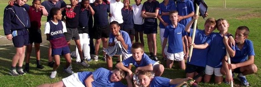 Laerskool Okkie Smuts se o/11 krieketspan wat hier hulle lekker spangees demonstreer